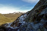 38 Neve dura e ghiaccio salendo il versante nord in ombra...ramponcini !